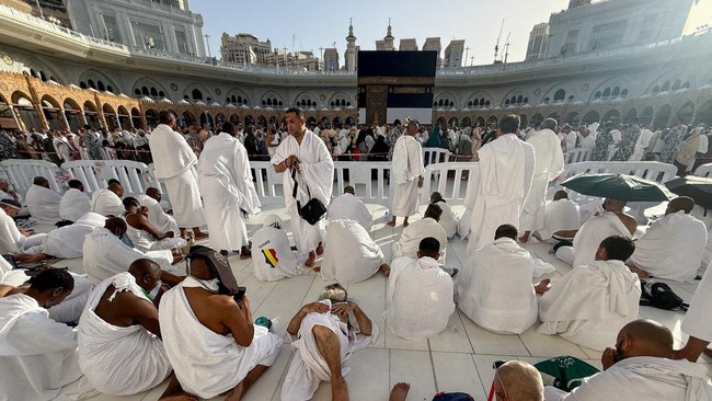 para-peziarah-muslim-beristirahat-di-dekat-kabah-di-masjidil-haram-menjelang-ibadah-haji-tahunan-di-mekah-arab-saudi-18-mei-20-1779281386518_169