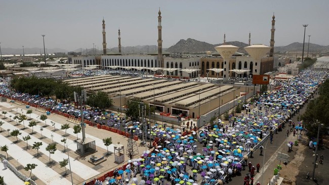 para-peziarah-muslim-menggunakan-payung-untuk-melindungi-diri-dari-terik-matahari-setelah-salat-zuhur-di-luar-masjid-nimrah-di-1779801326900_169