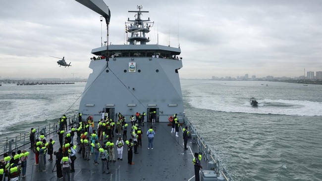 para-tamu-menyaksikan-anggota-unit-penerbangan-angkatan-laut-nigeria-dan-layanan-perahu-khusus-melakukan-latihan-di-samping-nn-1779790629158_169