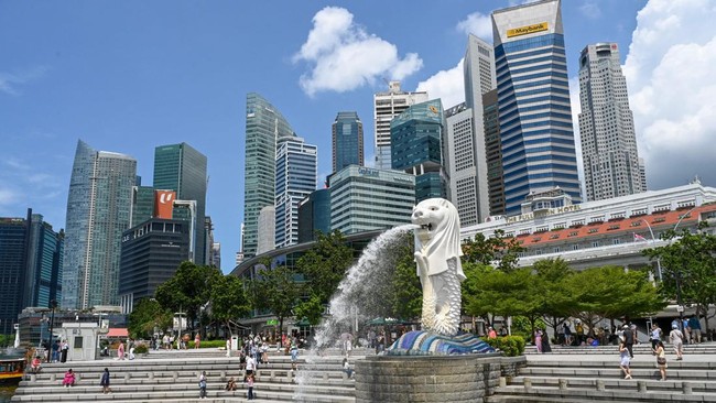 patung-merlion-digambarkan-di-marina-bay-di-singapura-pada-24-april-2023_169