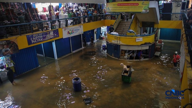 pedagang-menunggu-pembeli-saat-banjir-melanda-pasar-cipulir-di-jakarta-jumat-2022026-1771558245380_169