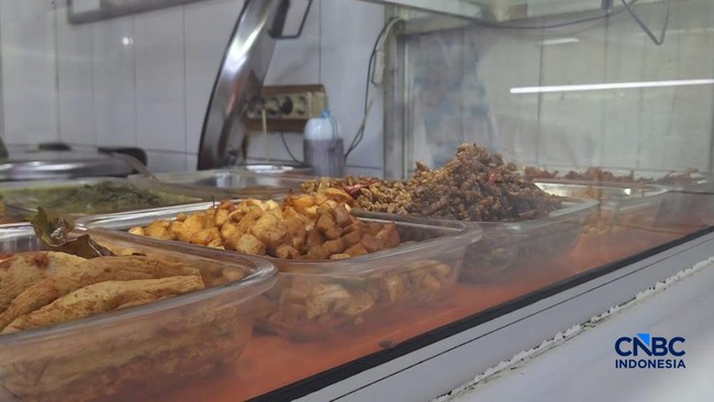pedagang-warung-tegal-warteg-memajang-masakannya-ditengah-harga-plastik-mengalami-kenaikan-di-jakarta-selasa-552026-1777971947190_169