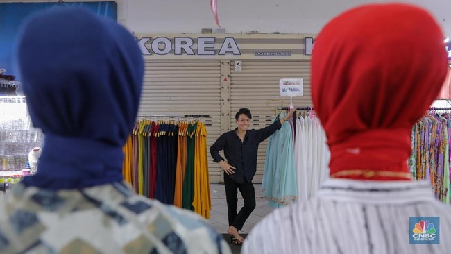 pembeli-memilih-busana-muslim-di-blok-b-pasar-tanah-abang-jakarta-senin-16102023-sejak-tiktok-shop-ditutup-pada-4-oktober-lalu-6_169