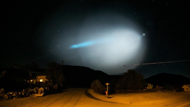 penampakan-cahaya-langit-dengan-spekulasi-komet-atau-ufo-los-angeles-times-via-getty-imagmarcus-yam_169
