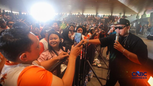 penampilan-ndarboy-genk-menghibur-audience-dalam-konser-jogja-financial-festival-2026-di-jogja-expo-center-jec-yogyakarta-diy-1779596215984_169