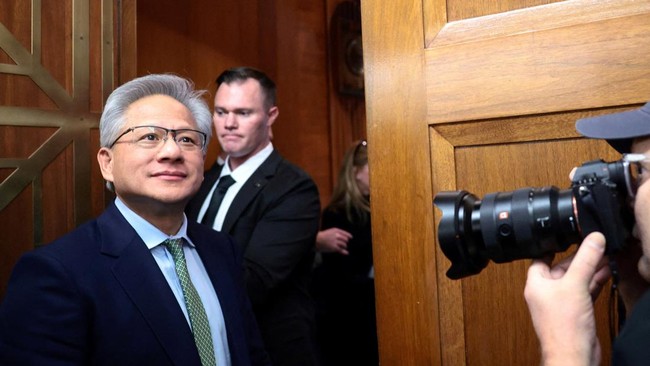 pendiri-dan-ceo-nvidia-jensen-huang-tiba-untuk-pertemuan-dengan-komite-perbankan-senat-di-capitol-hill-di-washington-dc-as-3-d-1765522856482_169