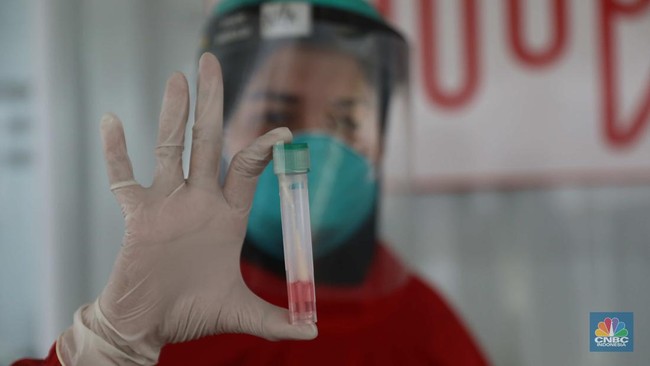 pengunjung-melakukan-pemeriksaan-test-covid-19-di-salah-satu-lab-test-covid-19-di-kawasan-cilandak-jakarta-kamis-11112022-2_169