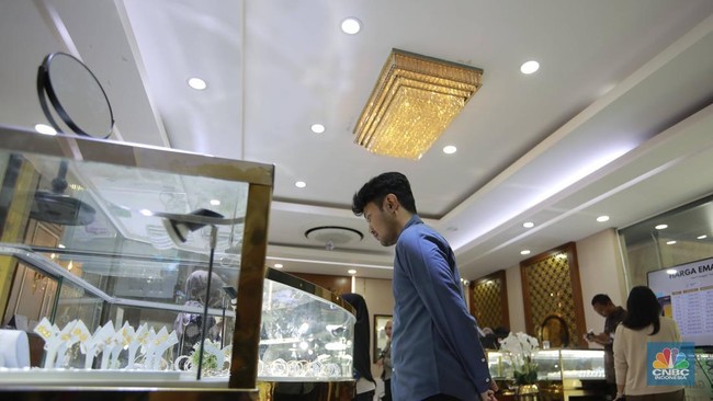 pengunjung-membeli-emas-perhiasan-dan-logam-mulia-di-butik-galeri-24-jakarta-selasa-1542025-cnbc-indonesiamuhammad-sabki-1744706204811_169