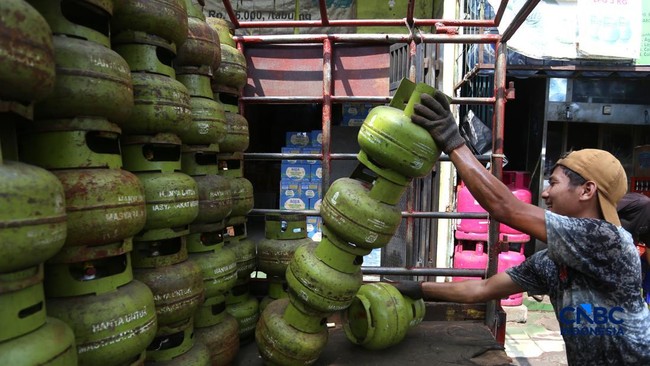 penjualan-lpg-di-kawasan-pasar-rebo-jakarta-senin-2042026-cnbc-indonesiamuhammad-sabki-1776678662696_169