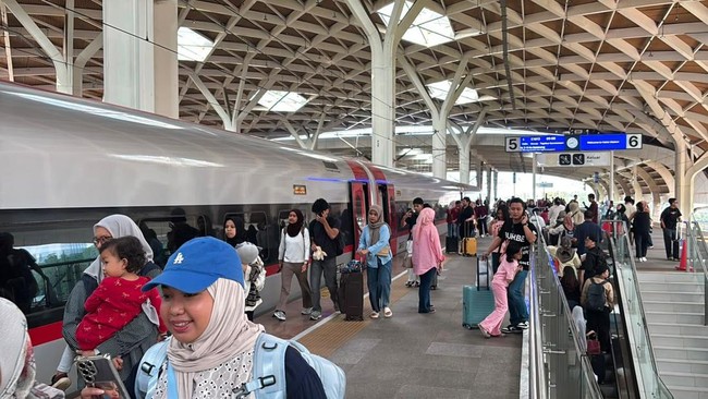 penumpang-kereta-cepat-whoosh-mulai-padati-stasiun-halim-jakarta-kamis-1452026-1778730542866_169