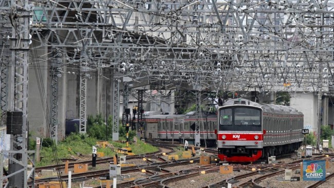 penumpang-kereta-saat-menaiki-kereta-api-tujuan-tn-abang-di-kawasan-stasiun-manggarai-rabu-5112025-1762318459394_169
