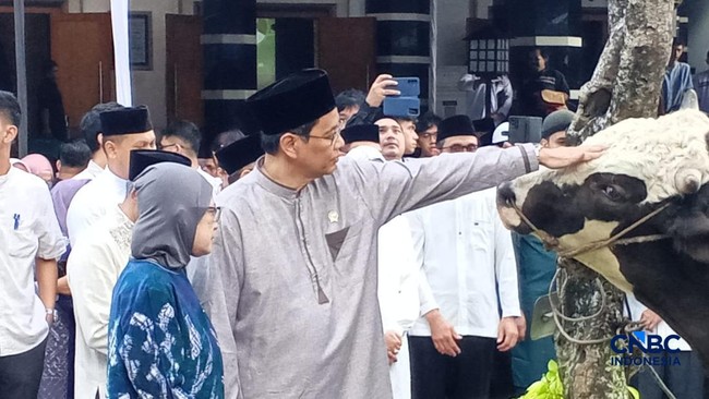 penyerahan-sapi-purbaya-simental-868kg-asal-blora-dari-menkeu-purbaya-yudhi-sadewa-ke-ketua-panitia-kurban-sumintocnbc-indones-1779842515510_169-1