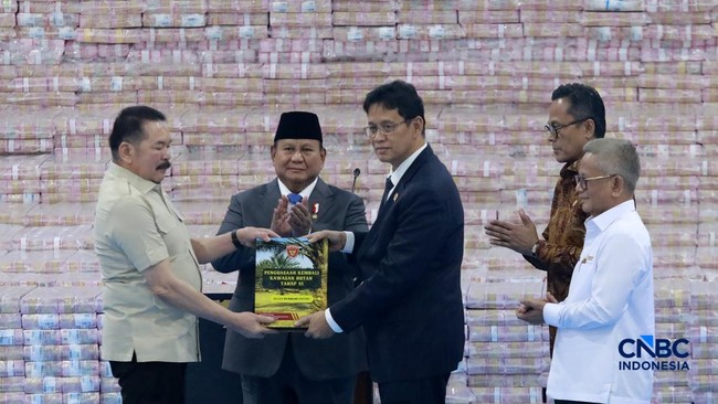 penyerahan-secara-simbolis-jaksa-agung-st-burhanuddin-kepada-menteri-keuangan-purbaya-yudhi-sadewa-yang-disaksikan-langsung-pr-1775815472660_169