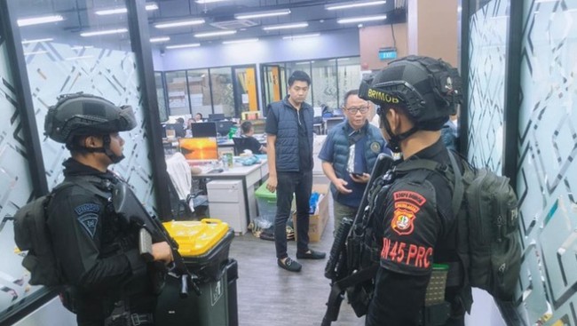 personel-brimob-polda-metro-jaya-mengamankan-markas-judi-online-dan-penipuan-internasional-di-hayam-wuruk-dok-istimewa-1778304044289_169