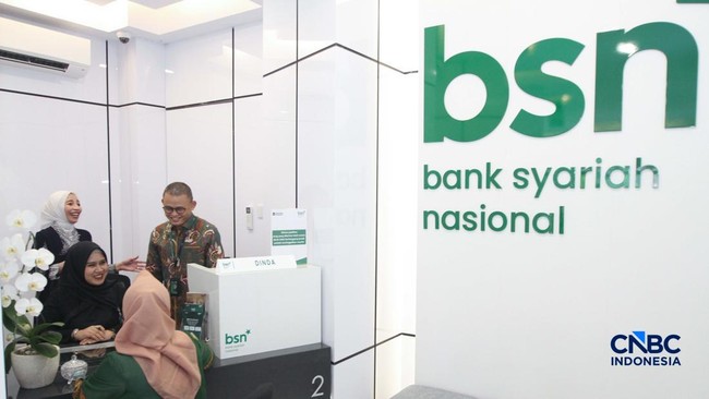 petugas-bank-syariah-nasional-melayani-nasabah-di-kantor-cabang-bsn-tanah-abang-di-jakarta-selasa-2142026-1776766190049_169
