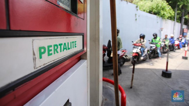 petugas-mengisi-bahan-bakar-minyak-bbm-jenis-pertalite-untuk-kendaraan-roda-dua-pada-salah-satu-spbu-di-jakarta-senin-18112024-6_169