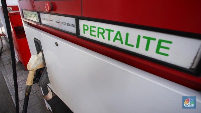 petugas-mengisi-bahan-bakar-minyak-bbm-jenis-pertalite-untuk-kendaraan-roda-dua-pada-salah-satu-spbu-di-jakarta-senin-18112024-8_169