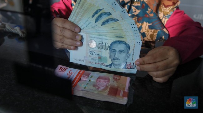 petugas-menjunjukkan-mata-uang-dolar-singapura-dan-rupiah-di-vip-money-changer-jakarta-kamis-2592025-1758795008466_169-1