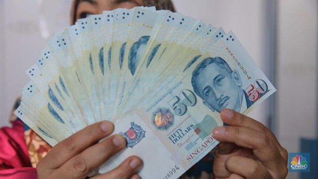 petugas-menjunjukkan-mata-uang-dolar-singapura-di-vip-money-changer-jakarta-kamis-2592025-1758794839385_169