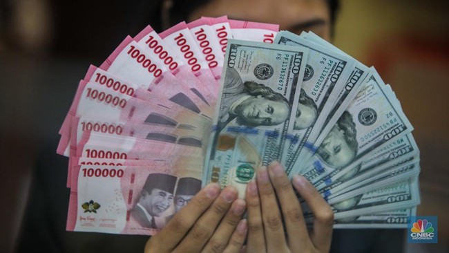 petugas-menjunjukkan-uang-pecahan-dolar-as-dan-rupiah-di-dolarindo-money-changer-jakarta-selasa-842025-1744086432570_169-2