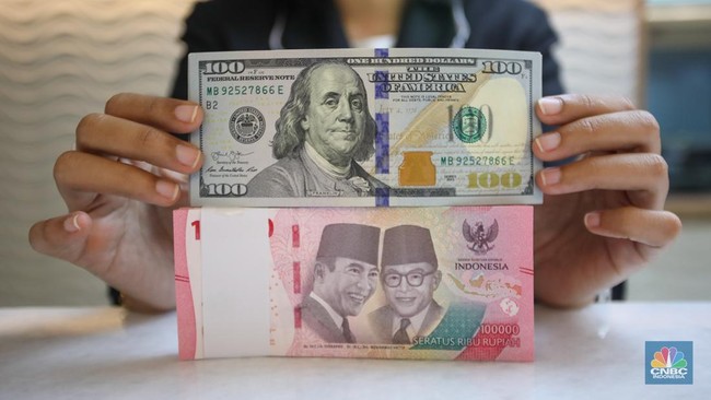 petugas-menunjukkan-uang-pecahan-dolar-as-dan-rupiah-di-gerai-penukaran-mata-uang-asing-di-tempat-penukaran-uang-pt-ayu-masagu-4_169