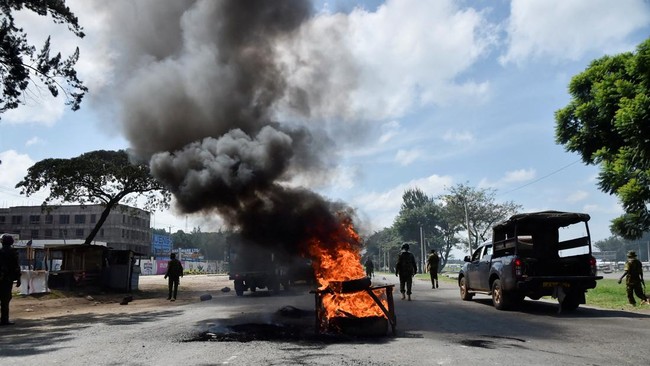 petugas-polisi-anti-huru-hara-berjalan-untuk-membersihkan-barikade-yang-didirikan-oleh-para-pengunjuk-rasa-selama-pemogokan-op-1779167184292_169