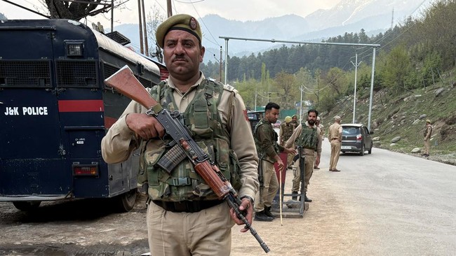 petugas-polisi-india-berjaga-di-pos-pemeriksaan-menyusul-dugaan-serangan-militan-di-pahalgam-di-distrik-anantnag-kashmir-selat-1745367472446_169