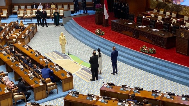 pimpinan-dpr-ri-melantik-adela-kanasya-adies-sebagai-anggota-dewan-mengantikan-eks-wakil-ketua-dpr-adies-kadir-gedung-dpr-ri-s-1778558852162_169