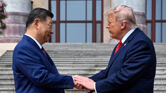 presiden-as-donald-trump-berpartisipasi-dalam-acara-acara-di-balai-agung-rakyat-dan-melakukan-salam-dengan-presiden-republik-r-1778737700727_169