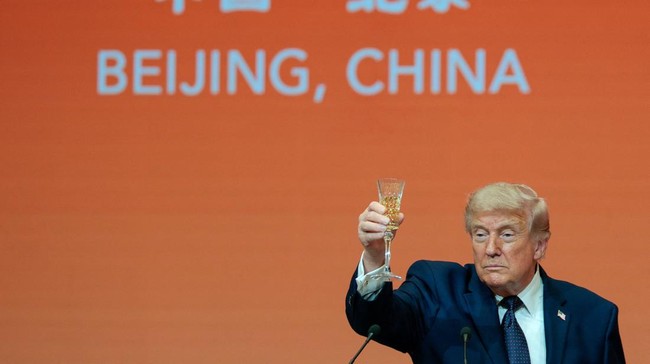 presiden-as-donald-trump-mengangkat-gelas-berisi-minuman-saat-berbicara-di-jamuan-makan-malam-kenegaraan-bersama-presiden-chin-1778763803831_169
