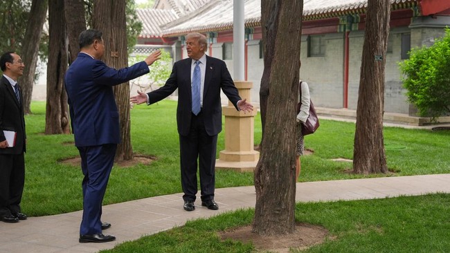 presiden-china-xi-jinping-memperlihatkan-suasana-kompleks-bersejarah-zhongnanhai-kepada-presiden-amerika-serikat-donald-trump-1778835074171_169