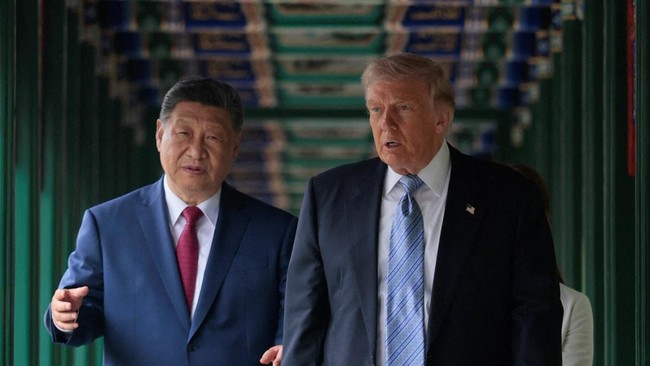 presiden-china-xi-jinping-memperlihatkan-suasana-kompleks-bersejarah-zhongnanhai-kepada-presiden-amerika-serikat-donald-trump-1778835074284_169-2