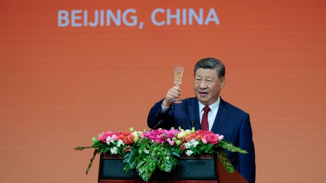 presiden-china-xi-jinping-mengangkat-gelas-berisi-minuman-saat-berbicara-di-jamuan-makan-kenegaraan-bersama-presiden-as-donald-1778763837267_169