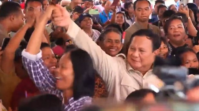 presiden-prabowo-subianto-joget-bersama-warga-pulau-miangas-talaud-sulawesi-utara-sabtu-952026tangkapan-layar-youtube-sekretar-1778306947919_169