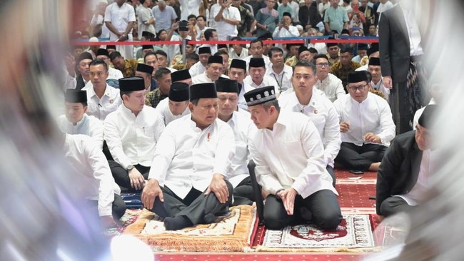 presiden-prabowo-subianto-menunaikan-salat-iduladha-1446-hijriah-di-masjid-istiqlal-jakarta-jumat-662025-dok-sekretariat-presi-1749176814857_169-2