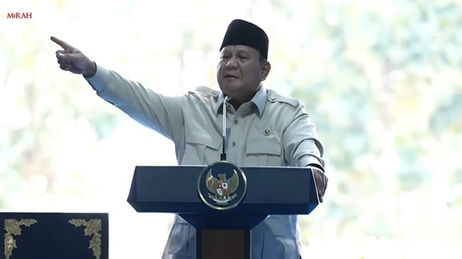 presiden-prabowo-subianto-saat-dalam-acara-panen-raya-jagung-serentak-dan-groundbreaking-10-gudang-ketahanan-pangan-polri-sabt-1778926194622_169