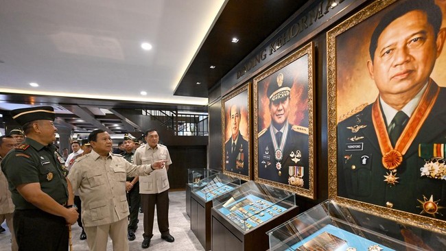 presiden-republik-indonesia-prabowo-subianto-meresmikan-renovasi-museum-dan-perpustakaan-sekolah-staf-dan-komando-angkatan-dar-1779705323938_169