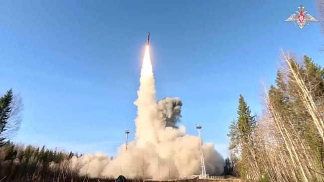presiden-rusia-yang-juga-panglima-tertinggi-angkatan-bersenjata-federasi-rusia-vladimir-putin-memimpin-militer-rusia-dalam-lat-1761523929296_169