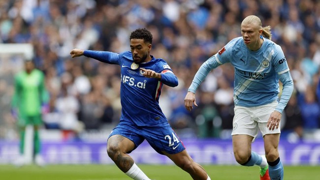 reece-james-dari-chelsea-fc-berduel-dengan-erling-haaland-dari-manchester-city-pada-final-piala-fa-di-stadion-wembley-sabtu-16-1778943126251_169