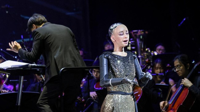 robot-humanoid-sophia-tampil-selama-latihan-bersama-orkestra-simfoni-universitas-baptis-hong-kong-hkbu-menjelang-konser-gala-t-1777527905134_169