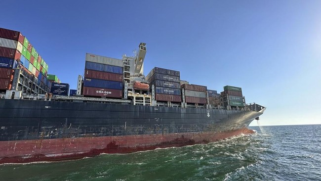 sebuah-kapal-peti-kemas-yang-telah-terjebak-di-pelabuhan-odesa-sejak-invasi-besar-besaran-rusia-ukraines-infrastructure-minist_169