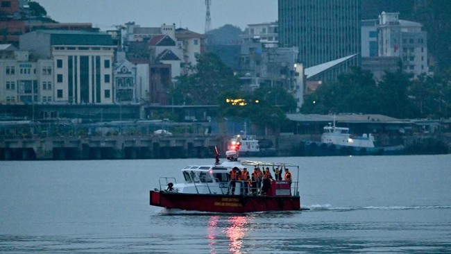 sebuah-kapal-yang-membawa-wisatawan-di-sekitar-teluk-ha-long-vietnam-terbalik-akibat-badai-media-pemerintah-melaporkan-sebanya-1752974413185_169