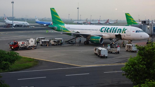 sebuah-pesawat-airbus-milik-citilink-sedang-mengisi-bahan-bakar-di-bandara-internasional-soekarno-hatta-menyusul-persetujuan-p-1775716026868_169