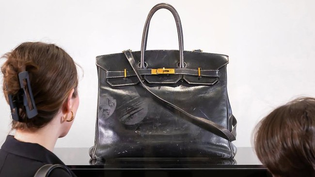 sebuah-tas-birkin-asli-yang-dirancang-khusus-oleh-hermes-untuk-jane-birkin-pada-1980-an-kini-dipamerkan-di-sothebys-paris-menj-1752201072033_169