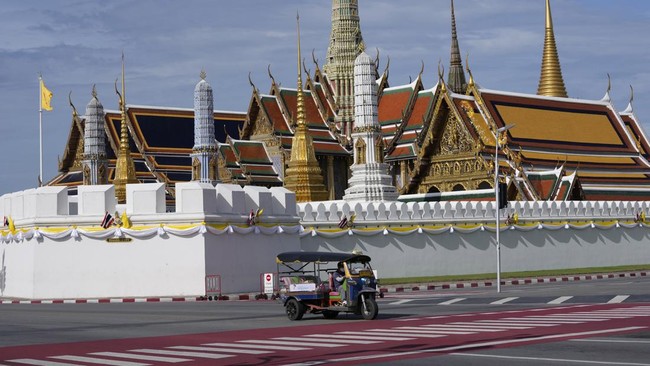 sebuah-tuk-tuk-melewati-grand-palace-di-bangkok-thailand_169