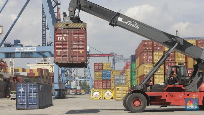 sejumlah-alat-berat-mengangkut-muatan-kontainer-produk-ekspor-impor-di-terminal-3-ipc-tpk-tanjung-priok-senin-872024_169