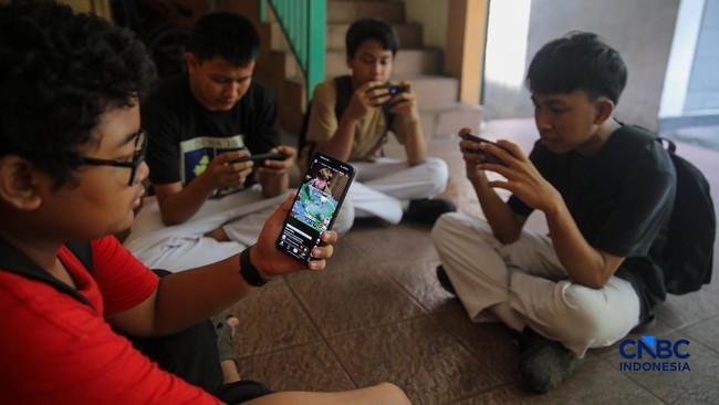 sejumlah-anak-memainkan-ponsel-mereka-sesuai-pulang-sekolah-di-jakarta-senin-3032026-pemerintah-resmi-melarang-anak-di-bawah-u-1774857452595_169