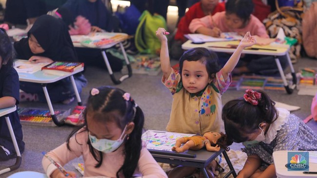 sejumlah-anak-mengikuti-lomba-mewarnai-saat-berlangsungnya-acara-investment-expo-2023-di-central-park-mall-jakarta-sabtu-16920-7_169