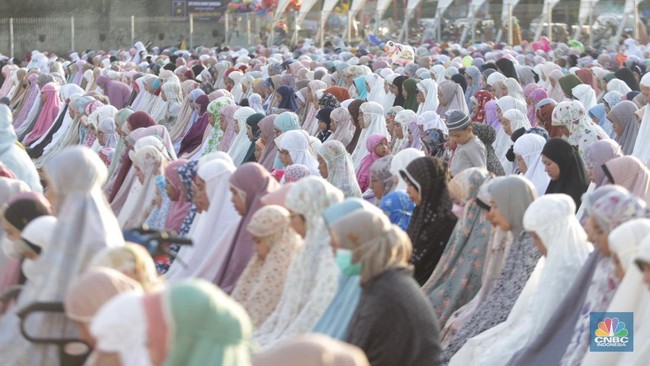 sejumlah-jamaah-melaksanakan-shalat-idul-adha-di-lapangan-psp-sawangan-depok-jawa-barat-rabu-2862023-cnbc-indonesiamuhammad-sa-6_169-1
