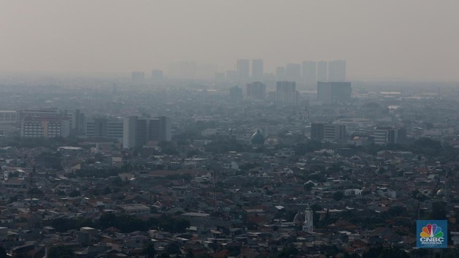 sejumlah-karyawan-melihat-gedung-bertingkat-yang-tertutup-oleh-kabut-polusi-di-jakarta-senin-148_169